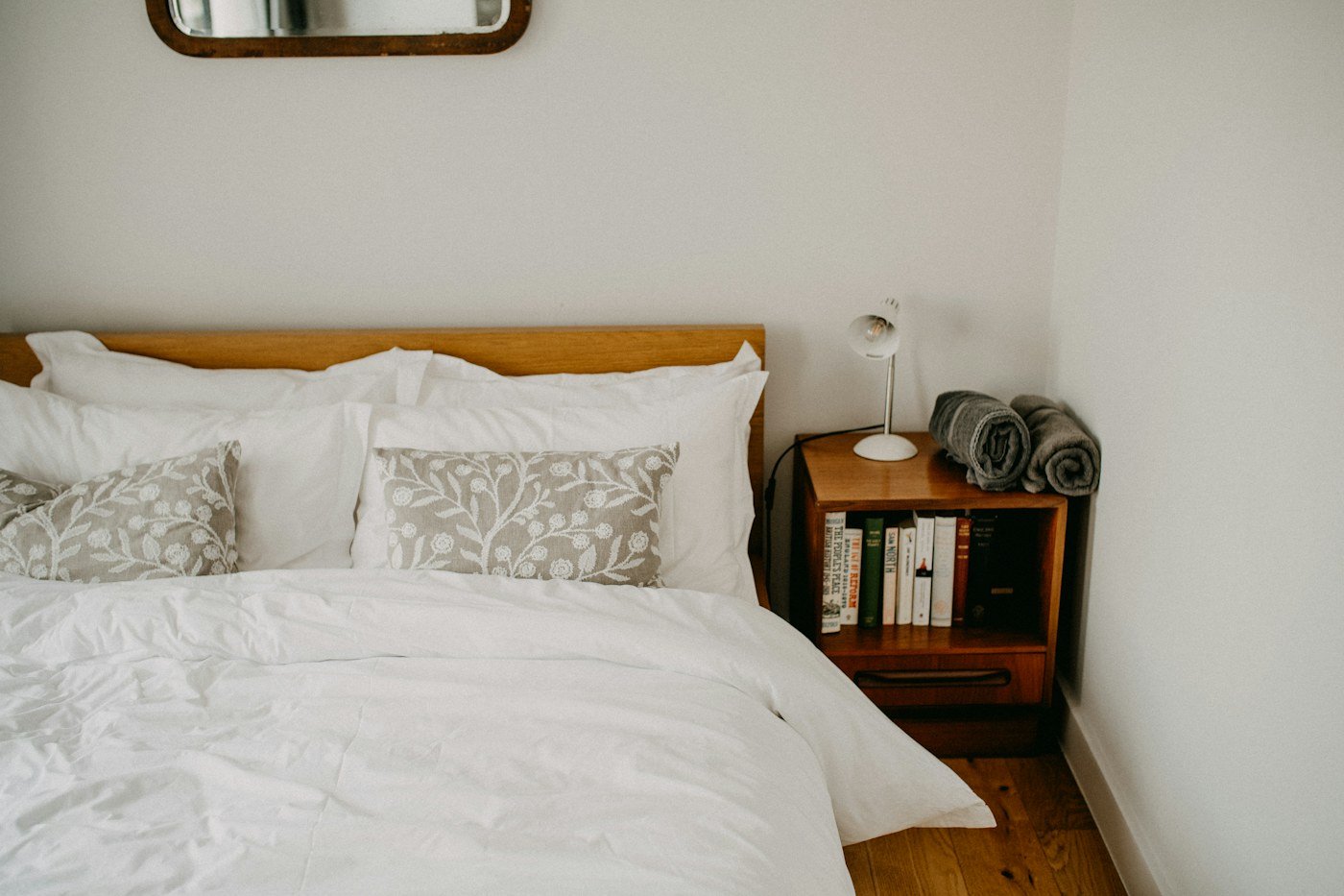 Chambre d'hôtes chaleureuse, linge blanc et serviettes préparées