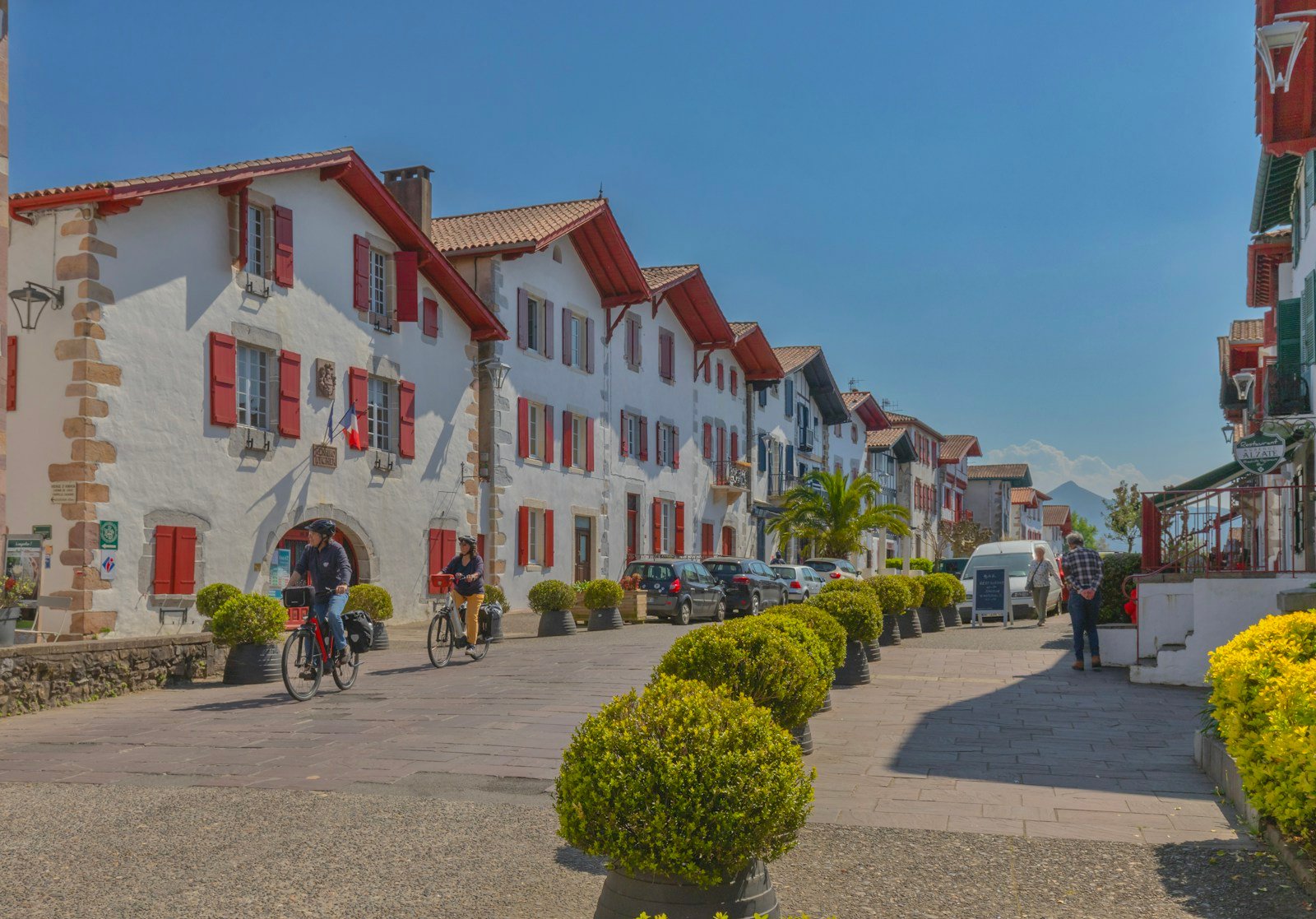 Maisons labourdines à volets rouges, Ainhoa, Pays Basque