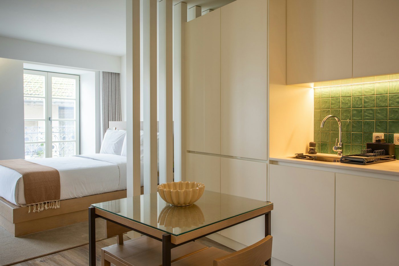 Studio lumineux avec lit et coin cuisine